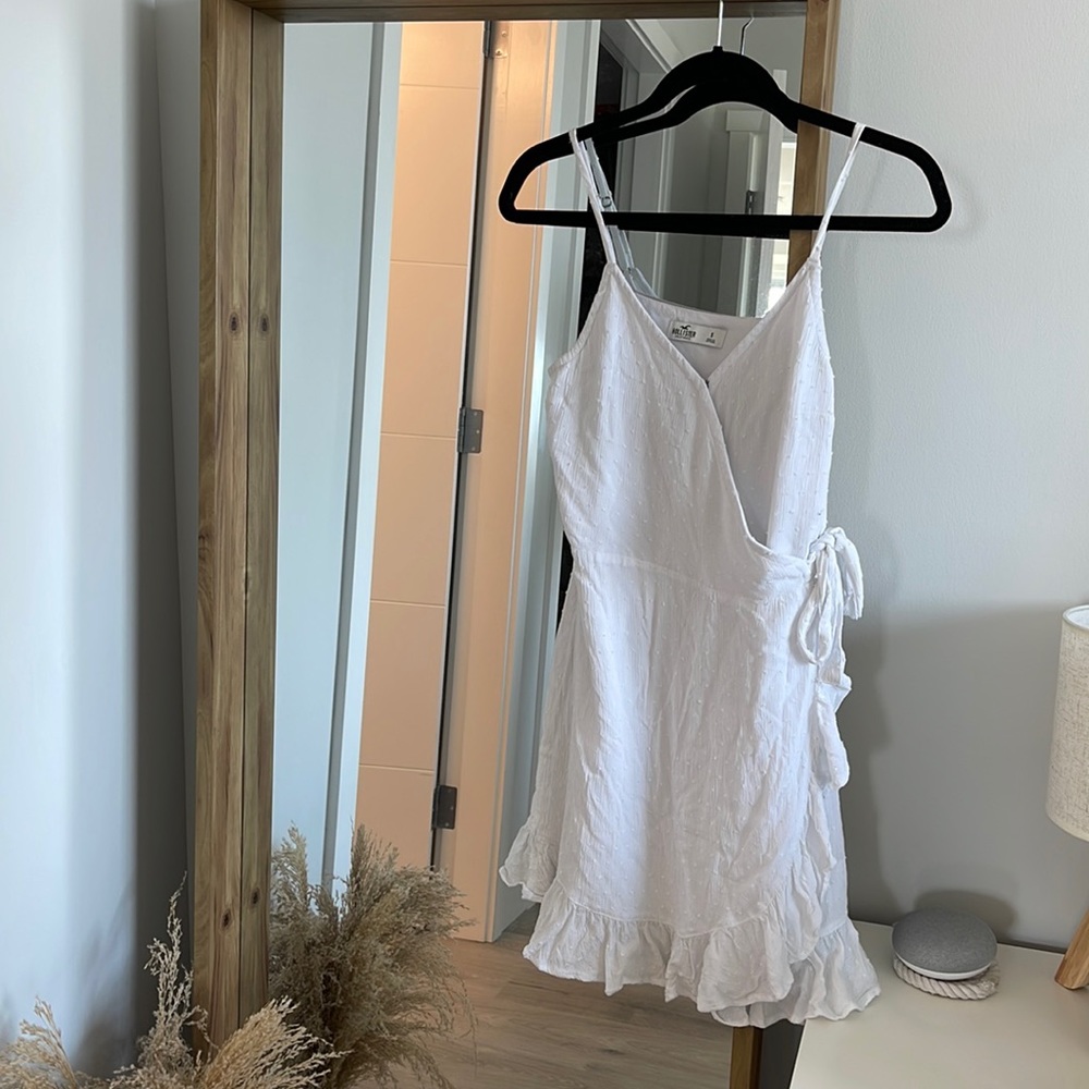 Hollister white wrap-dress with side tie. Size S